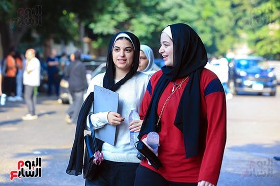 إجراءات مشددة وتفتيش دقيق للطلاب قبل بدء امتحانى الكيمياء والجغرافيا بالدقى