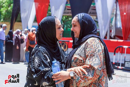 بعد انتهاء الامتحان.. قبلة أم على يد ابنتها تعانق تعب الأيام