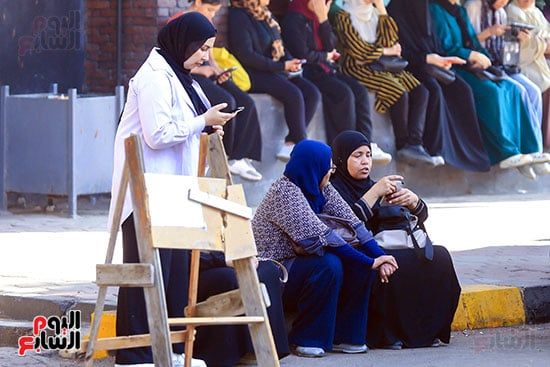 السند الحقيقى فى الامتحانات.. الأمهات يدعمن طلاب الثانوية العامة قبل دخول اللجان