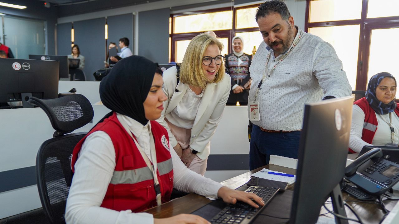 وزيرة خارجية النمسا تزور المركز العام للهلال الأحمر المصرى.. صور