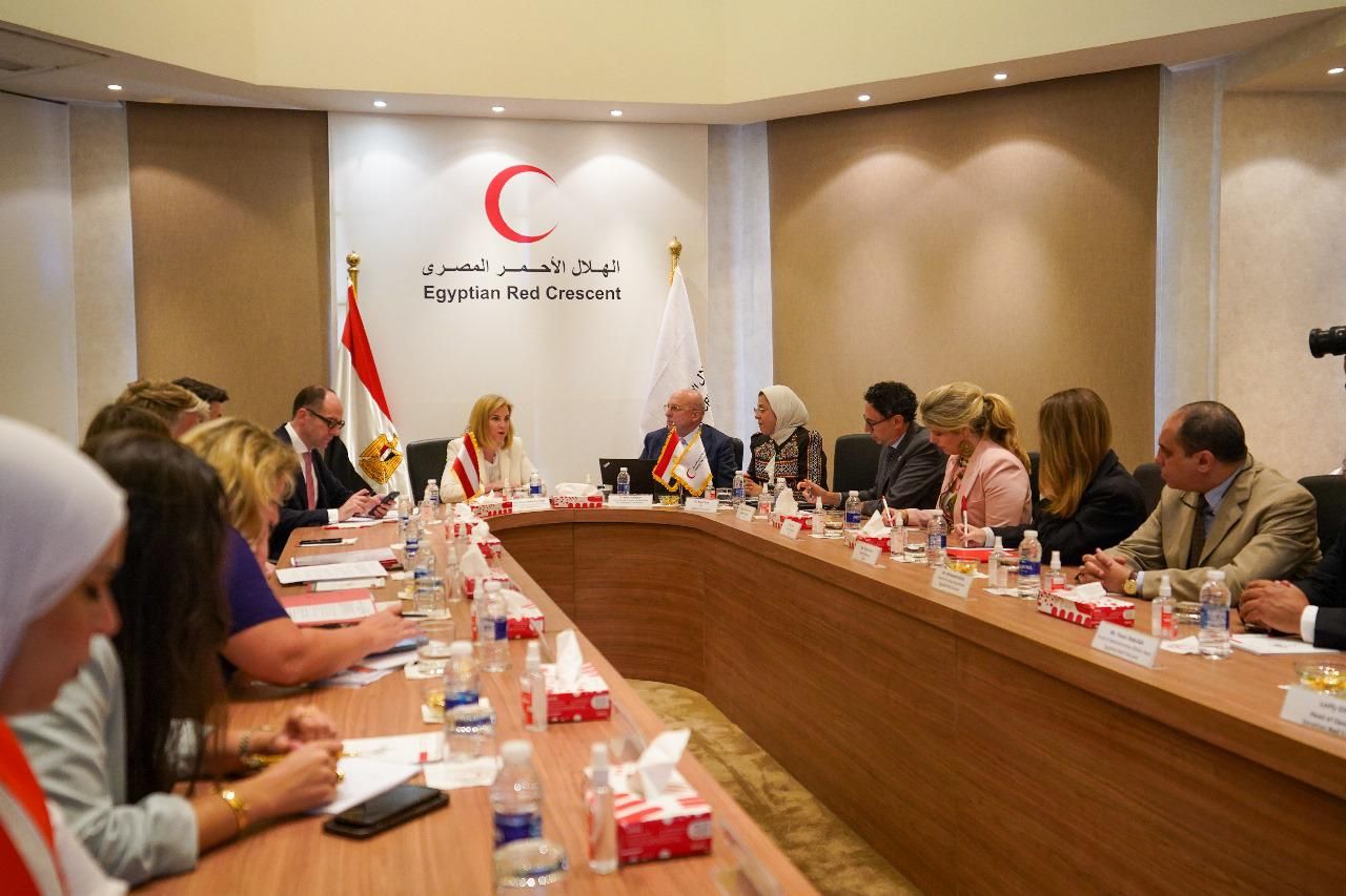 وزيرة خارجية النمسا تزور المركز العام للهلال الأحمر المصرى.. صور