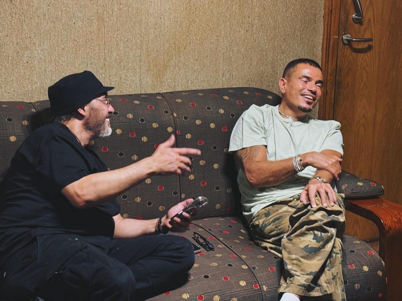 رفيق الطريق.. عمرو مصطفى يحتفي بـ عمرو دياب في انطلاقة ألبومه ابتدينا