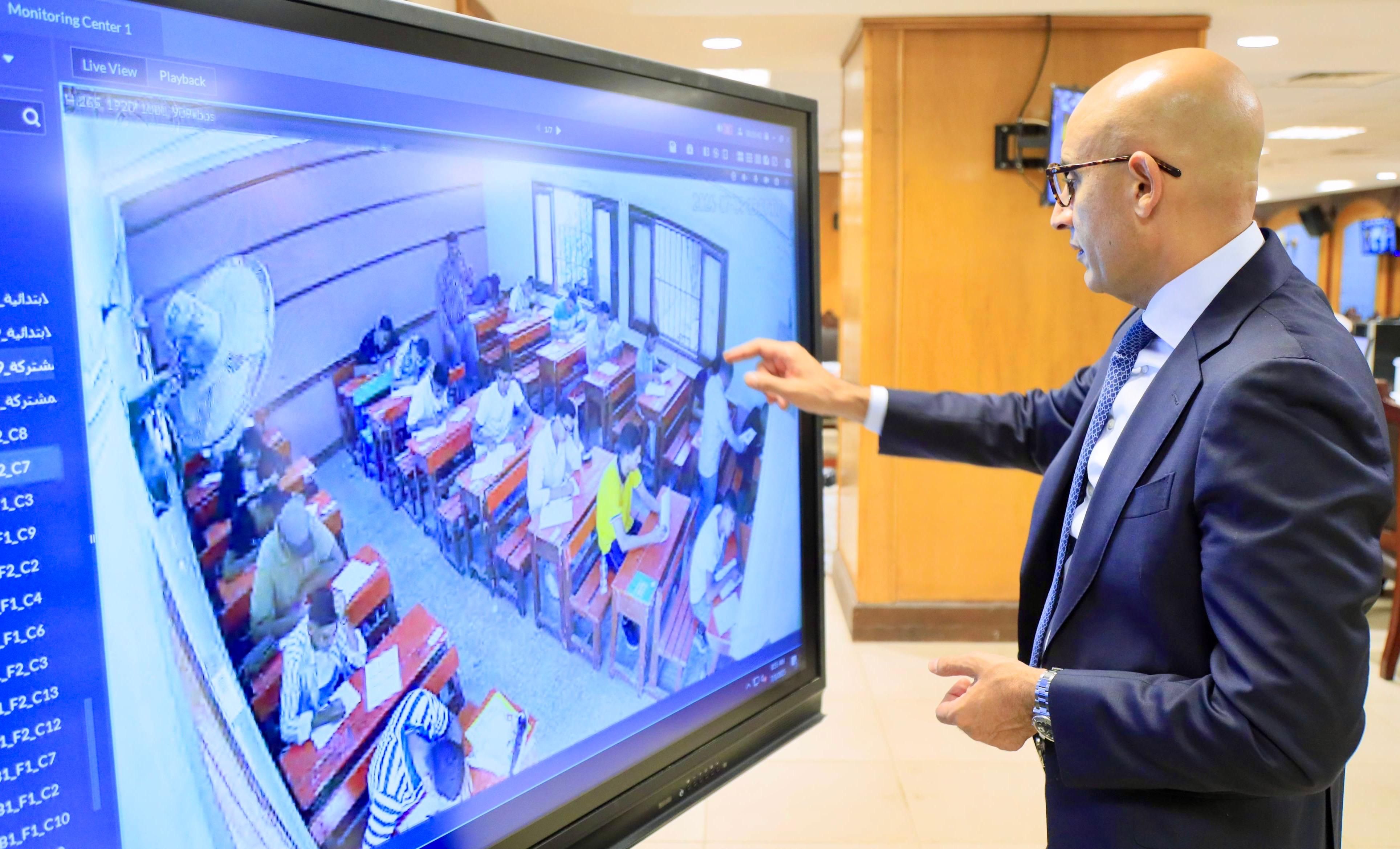 وزير التعليم يتابع امتحانات الثانوية العامة عبر غرفة العمليات وكاميرات المراقبة