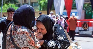 بعد انتهاء الامتحان.. قبلة أم على يد ابنتها تعانق تعب الأيام