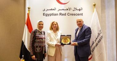 وزيرة خارجية النمسا تزور المركز العام للهلال الأحمر المصرى.. صور