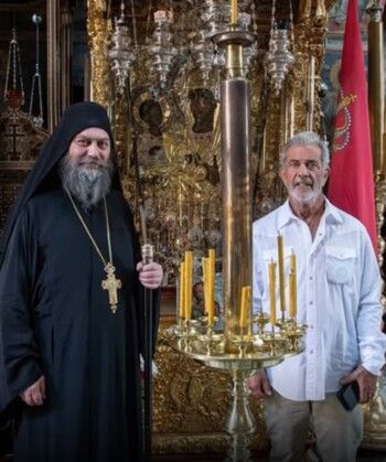 ميل غيبسون في خلوة روحية بدير جبل آثوس الأرثوذكسي في اليونان