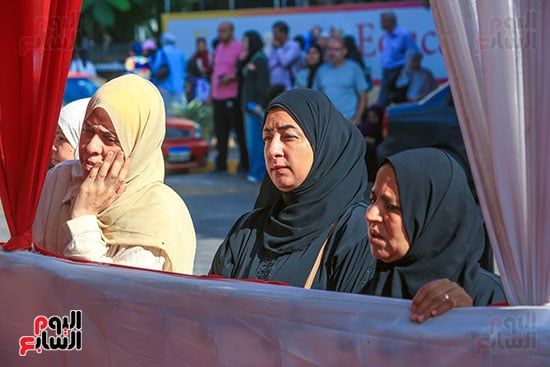 السند الحقيقى فى الامتحانات.. الأمهات يدعمن طلاب الثانوية العامة قبل دخول اللجان