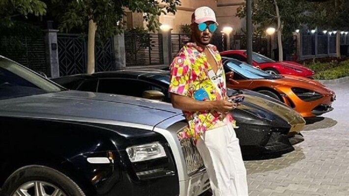 محمد رمضان يستعرض مجموعة سياراته الفارها أثناء نقلها إلى الساحل الشمالي