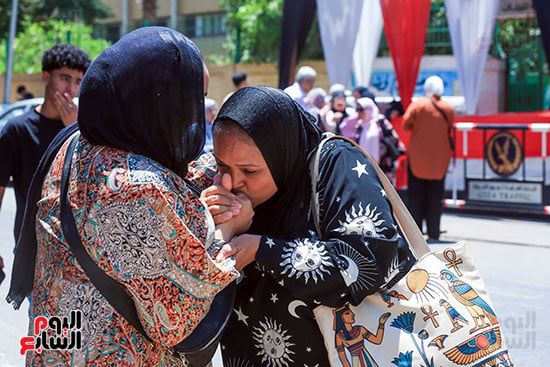 بعد انتهاء الامتحان.. قبلة أم على يد ابنتها تعانق تعب الأيام