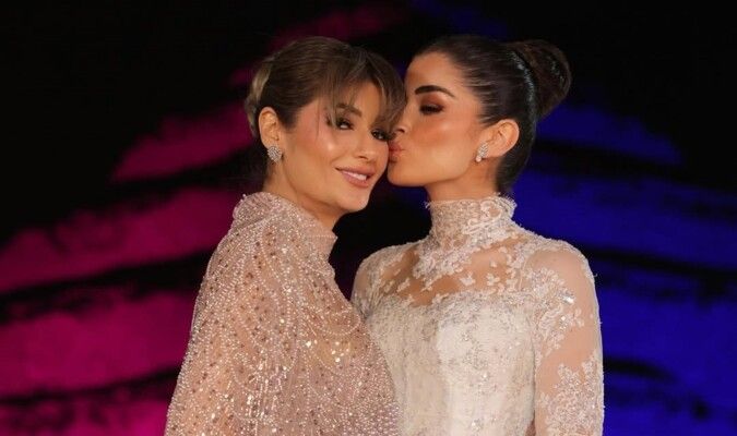 قبلت يدها بتأثر.. ليلى أحمد زاهر تحتفل بعيد ميلاد والدتها