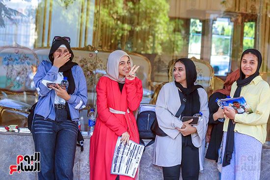 إجراءات مشددة وتفتيش دقيق للطلاب قبل بدء امتحانى الكيمياء والجغرافيا بالدقى