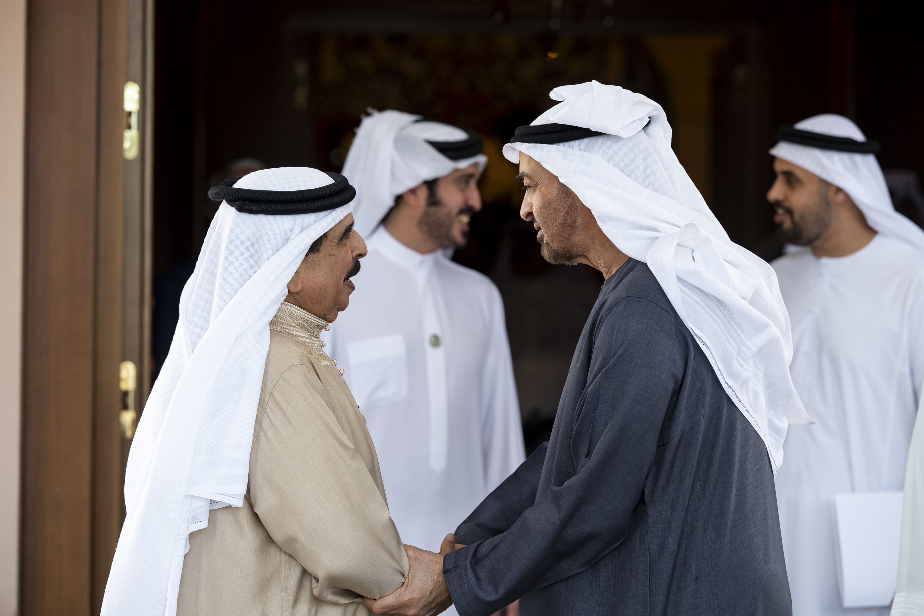 الامارات | رئيس الدولة يزور ملك البحرين بمقر إقامته في أبوظبي