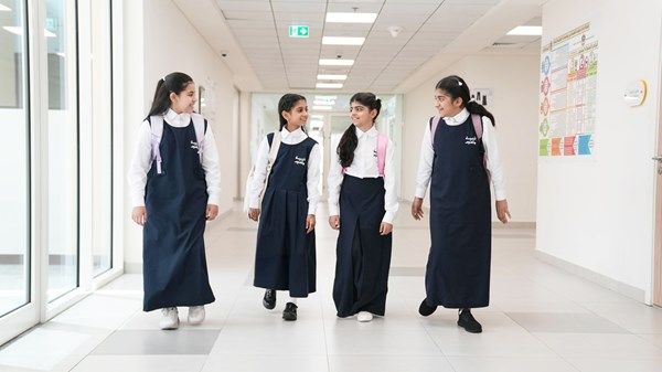 «التربية» تطرح الزي المدرسي عبر 53 منفذًا استعدادًا للعام الجديد