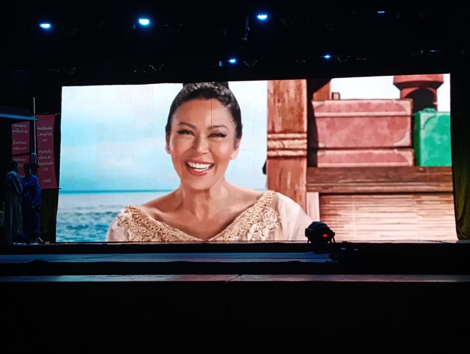 كاريكا وأميرة فتحى فى ضيافة تامر عبد المنعم بمسرحية لقاء الخميسي "الملك وأنا"