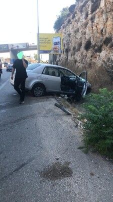 التحكم المروري: جريح نتيجة اصطدام سيارة بالحاجز الحديدي على جانب أوتوستراد الرميلة