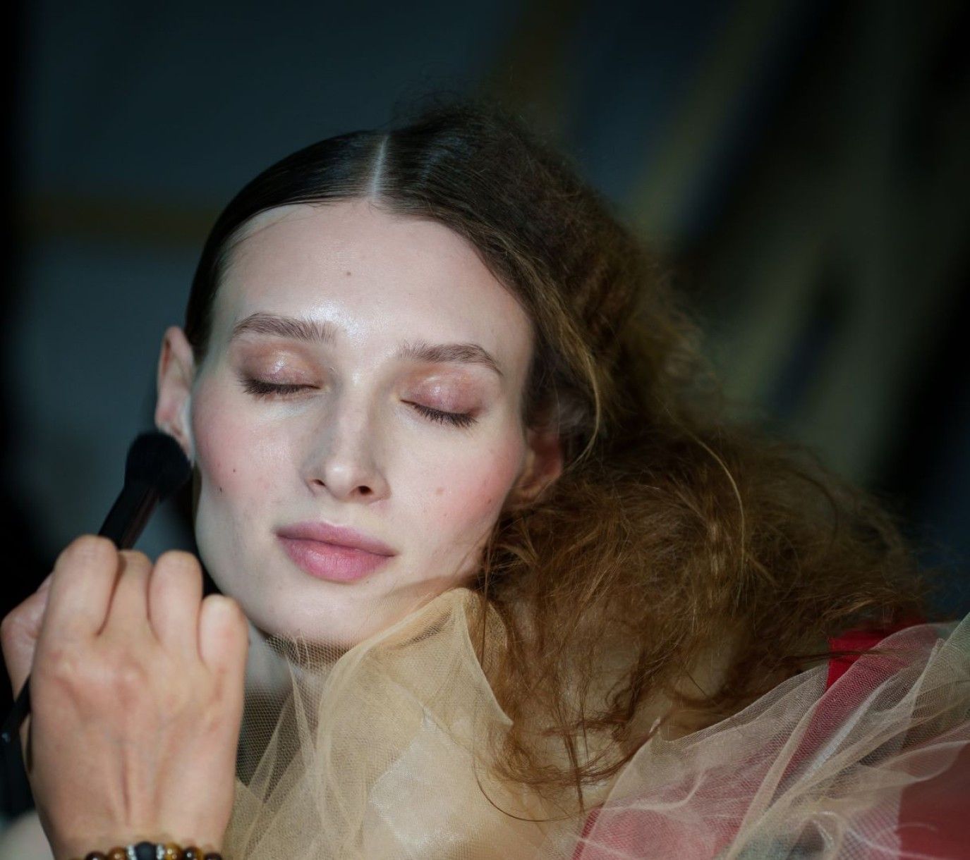 الفرق بين مكياج البشرة الدهنية والجافة.. خطوات ذكية لإطلالة مثالية