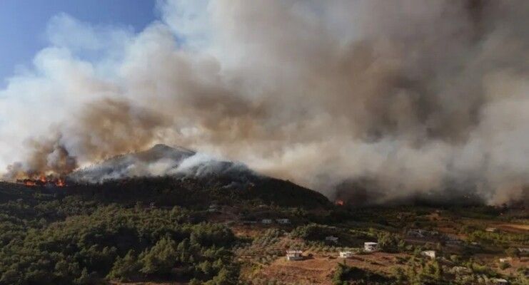 مديرية الكوارث والطوارئ في اللاذقية: نعمل على إخلاء مناطق سكنية في المحافظة بسبب حرائق أحراج ضخمة