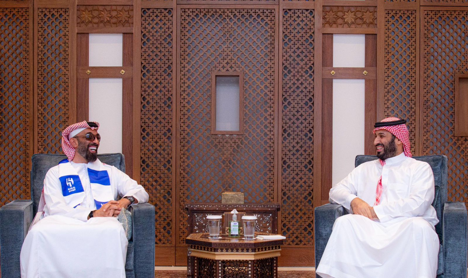 ولي العهد يستقبل الشيخ طحنون بن زايد وشال الزعيم يزين كتفه بفخر وعزة