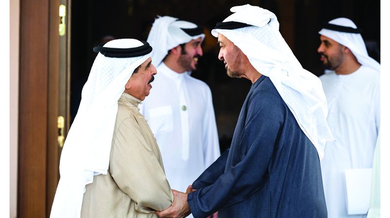 الامارات | رئيس الدولة يزور ملك البحرين في مقر إقامته بأبوظبي