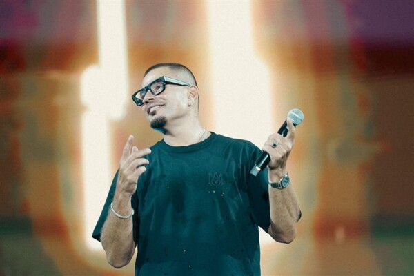 خلاف بين أيمن بهجت قمر ومحمد صلاح العزب بسبب عمرو دياب.. هذا ما حصل!