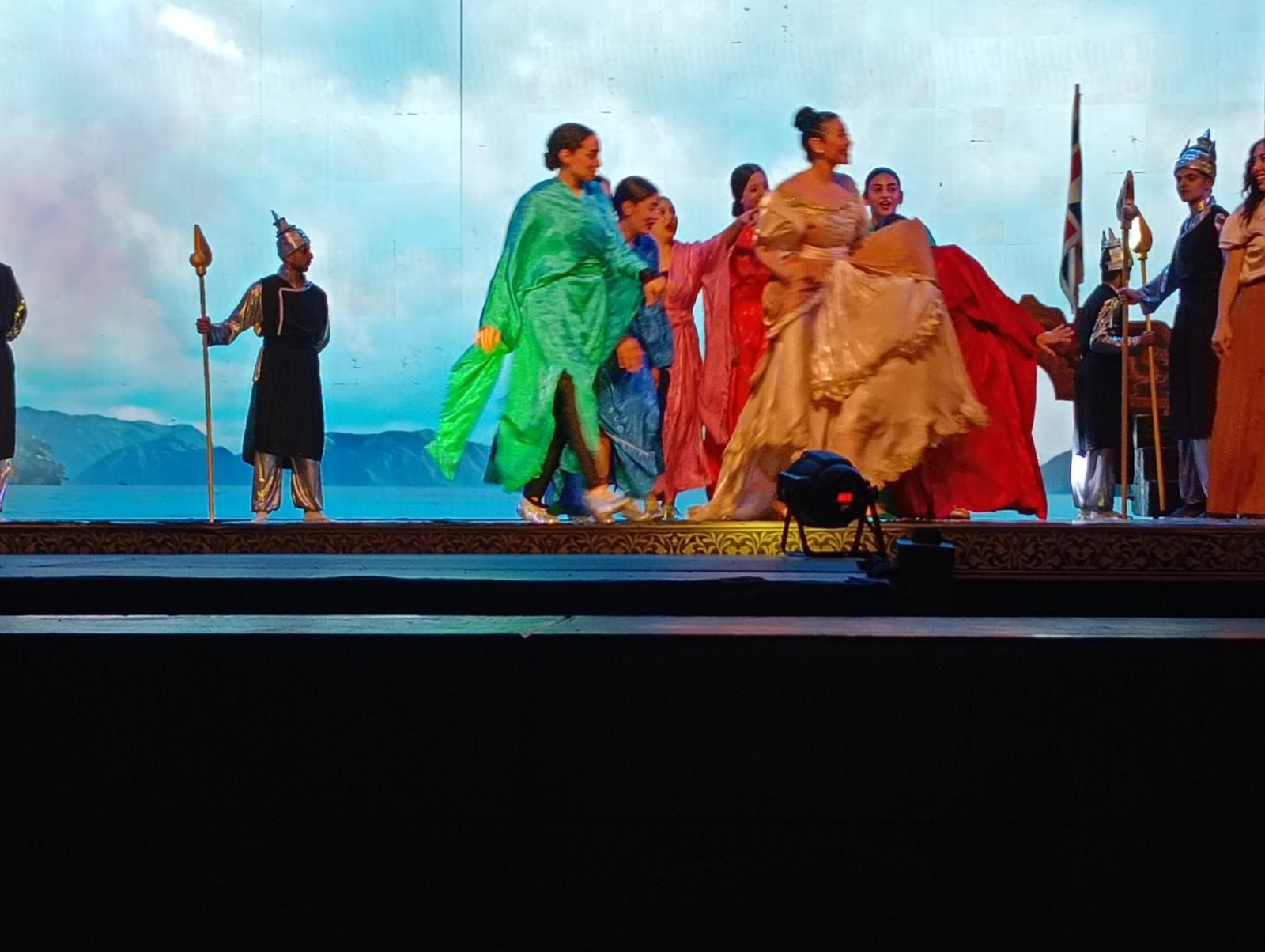 كاريكا وأميرة فتحى فى ضيافة تامر عبد المنعم بمسرحية لقاء الخميسي "الملك وأنا"