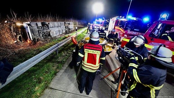 إصابة 20 شخصاً جراء انقلاب حافلة في ألمانيا