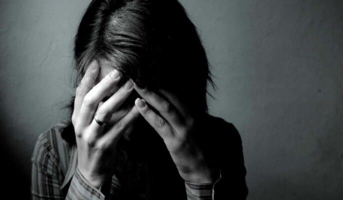 ممثلة عربية تستغيث باكية: "شخص معروف يضربني ويهددني... وعايشة في رعب"