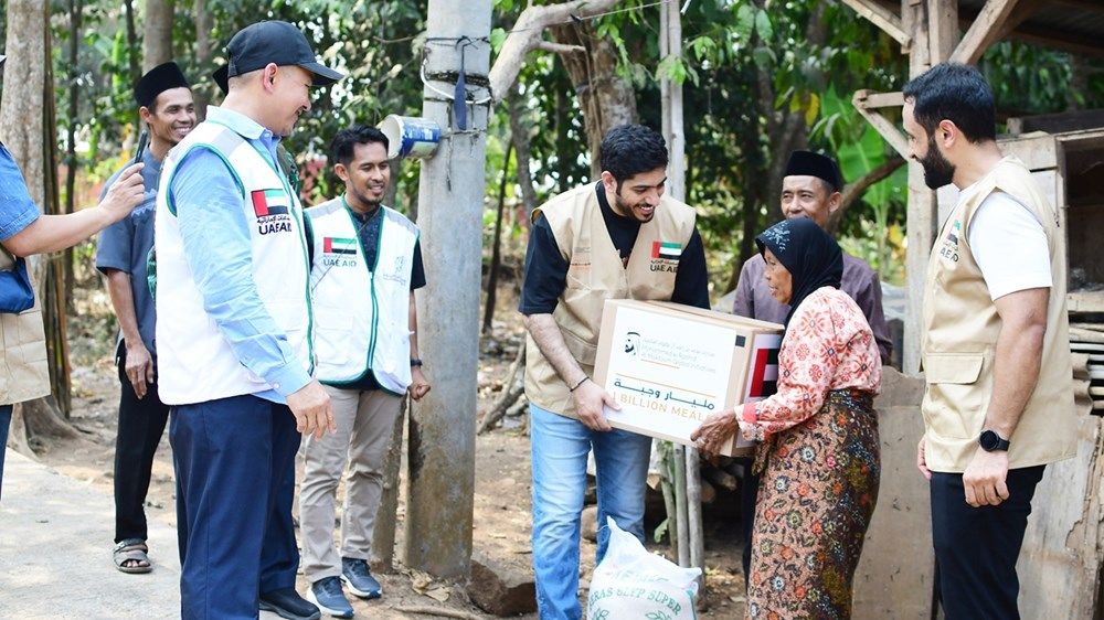 محمد بن راشد يعلن إنجاز مشروع «مليار وجبة» بالكامل