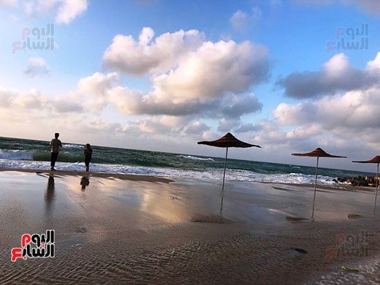 شاطئ العريش ينطق بالجمال ويُلهم العيون ويُحيي الذاكرة.. صور