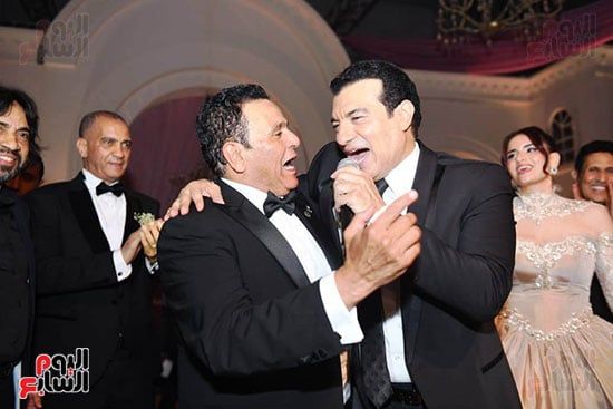 محمد فؤاد يغنى "أنا بين إيديك" لابنته وزوجها فى حفل زفافهما (صور)