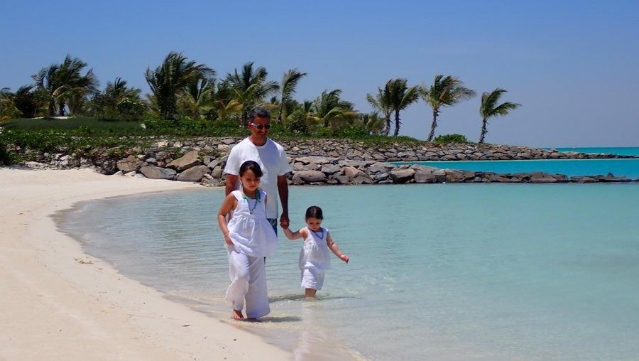 وزير السياحة يستمتع بعطلة عائلية في منتجعات البحر الأحمر.. صور