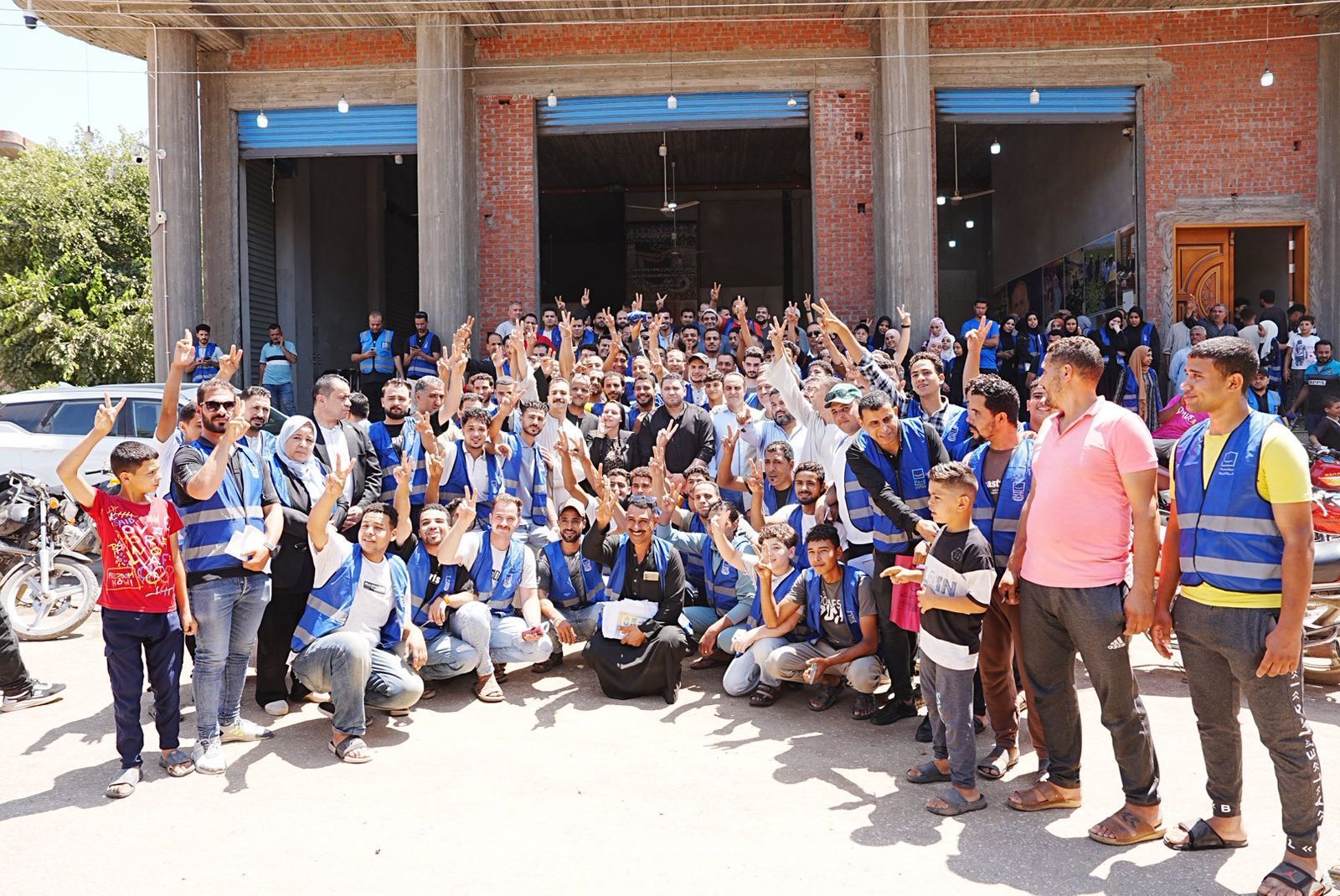 تنفيذًا لتوجيهات رئيس الجمهورية.."حياة كريمة" ووزارة التضامن تقدمان الدعم لأهالى ضحايا كفر السنابسة