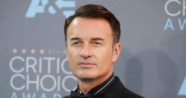 وفاة الممثل الأسترالي جوليان مكمان عن 56 عاما بعد صراع مع السرطان