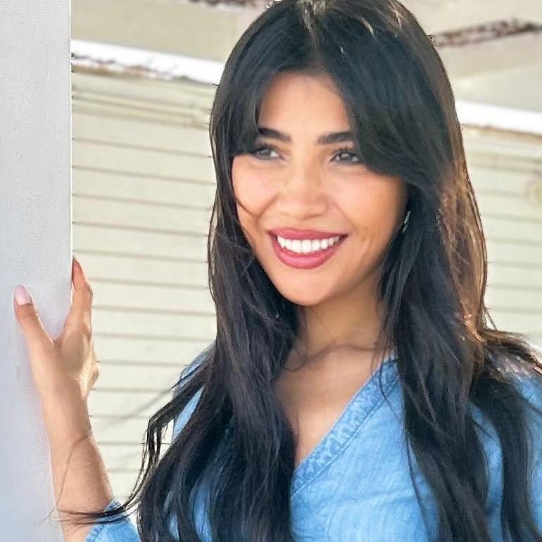 مها نصار مُعدة برامج وصديقة زينة المقربة فى مسلسل ورد وشوكولاته