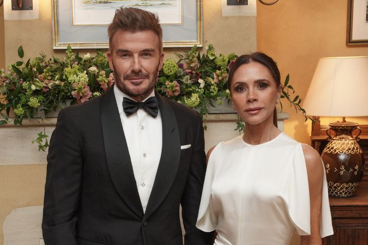 فرحة الذّكرى السّنويّة تُعكّرها قطيعة بروكلين… ديفيد وفيكتوريا يحتفلان بستّة وعشرين عامًا من الحبّ.