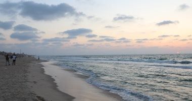 شاطئ العريش ينطق بالجمال ويُلهم العيون ويُحيي الذاكرة.. صور