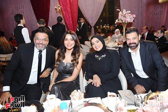 محمد فؤاد يغنى "أنا بين إيديك" لابنته وزوجها فى حفل زفافهما (صور)