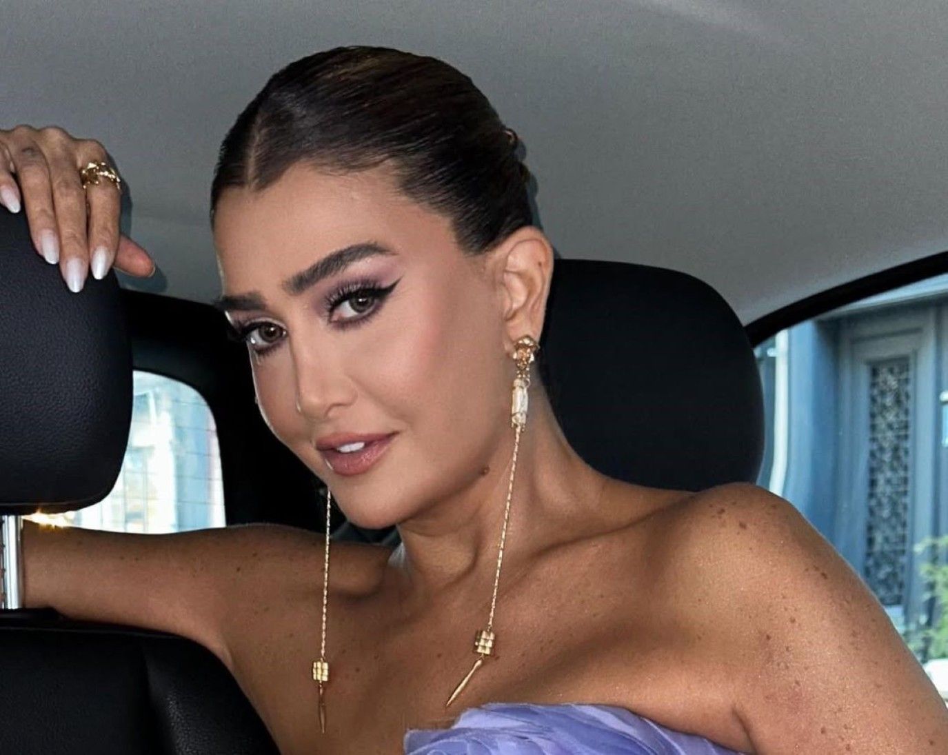 في يوم ميلادها.. غادة عبد الرازق بصيحات جمالية جريئة تعكس أناقتها الناضجة