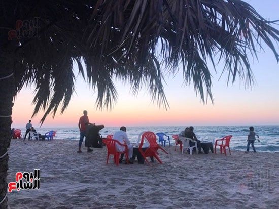 شاطئ العريش ينطق بالجمال ويُلهم العيون ويُحيي الذاكرة.. صور