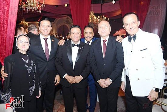 محمد فؤاد يغنى "أنا بين إيديك" لابنته وزوجها فى حفل زفافهما (صور)