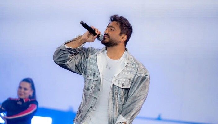 تامر حسني يقبل يد معجبة بخطوة غير متوقعة