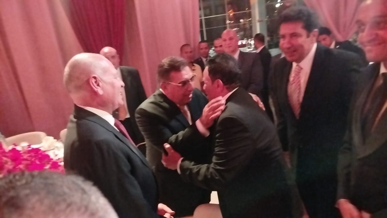 وزير الشباب والرياضة ومحافظ القاهرة يحضران زفاف ابنة محمد فؤاد