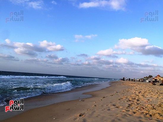 شاطئ العريش ينطق بالجمال ويُلهم العيون ويُحيي الذاكرة.. صور
