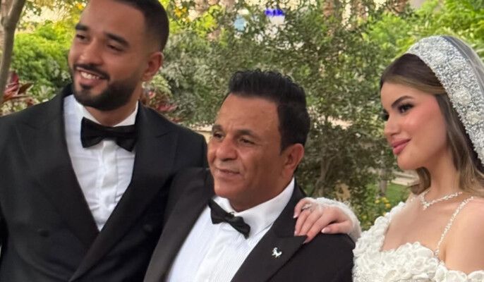 بمشهد مؤثر.. محمد فؤاد يحتضن ابنته وينهار بالبكاء في زفافها