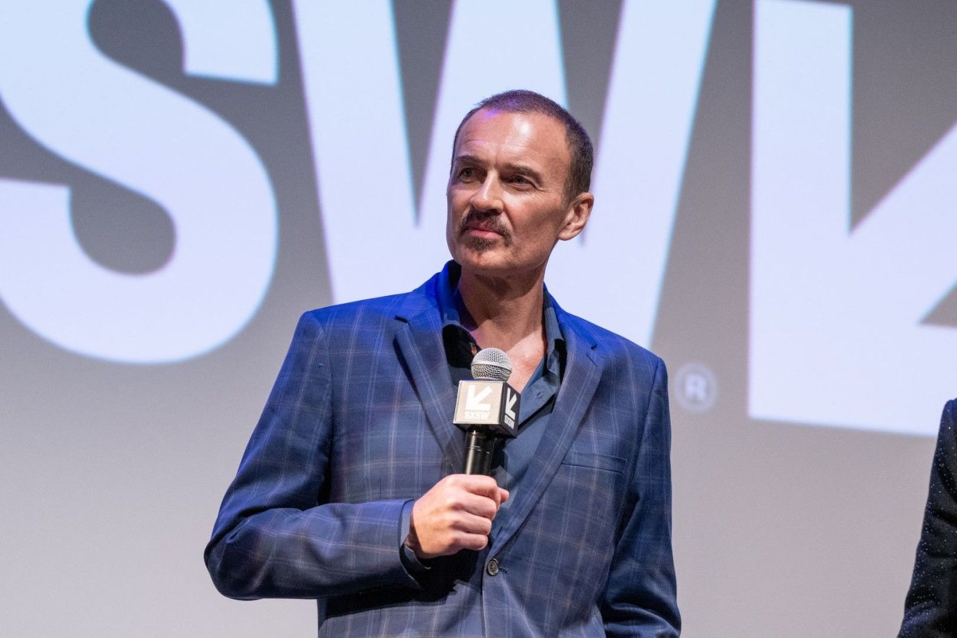 وفاة الممثل جوليان مكماهون عن عمرٍ يناهز 56 عاماً