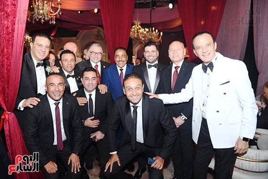 محمد فؤاد يغنى "أنا بين إيديك" لابنته وزوجها فى حفل زفافهما (صور)