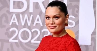 جيسي جي تطمئن جمهورها بعد عملية استئصال الثدي: أشعر ببعض الإرهاق لكني ممتنة