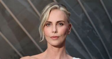 تشارليز ثيرون ترفض الارتباط برجل من الوسط الفني.. وتسخر من تطبيقات المواعدة