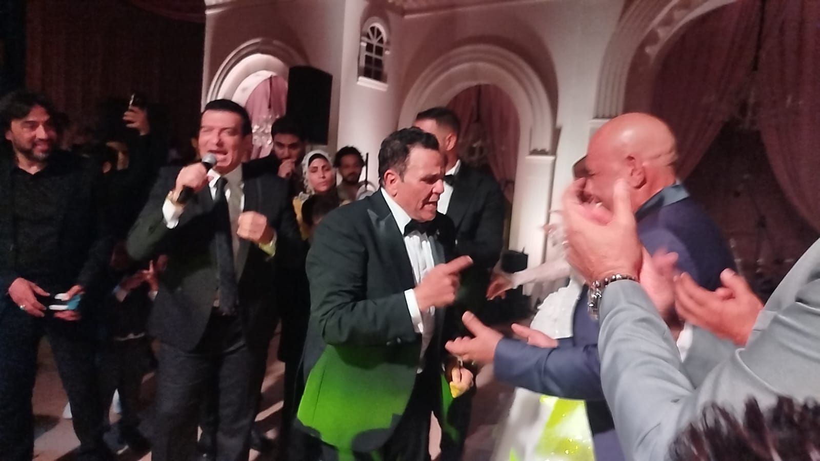 إيهاب توفيق يرقص مع محمد لطفى فى حفل زفاف ابنة محمد فؤاد (صور)