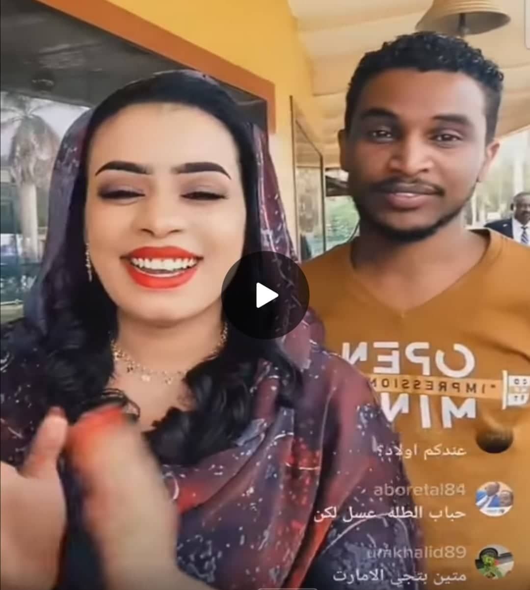 شاهد بالفيديو.. مذيع سوداني يتغزل في الفنانة إيمان الشريف أمام الجمهور وتحت أنظار زوجها ويسألها: (أين حذاؤك هذا المساء؟) والمطربة تعبر عن خجلها بالضحكات